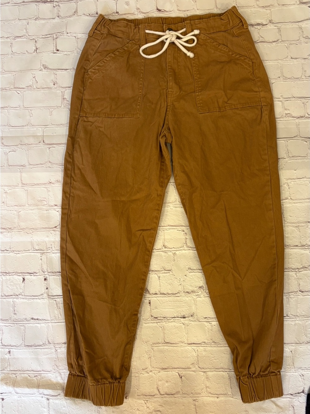 No Boundaries Women's Pull-On Jogger Pants in Caramel Brown